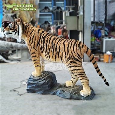 Életnagyságú robottigris modell